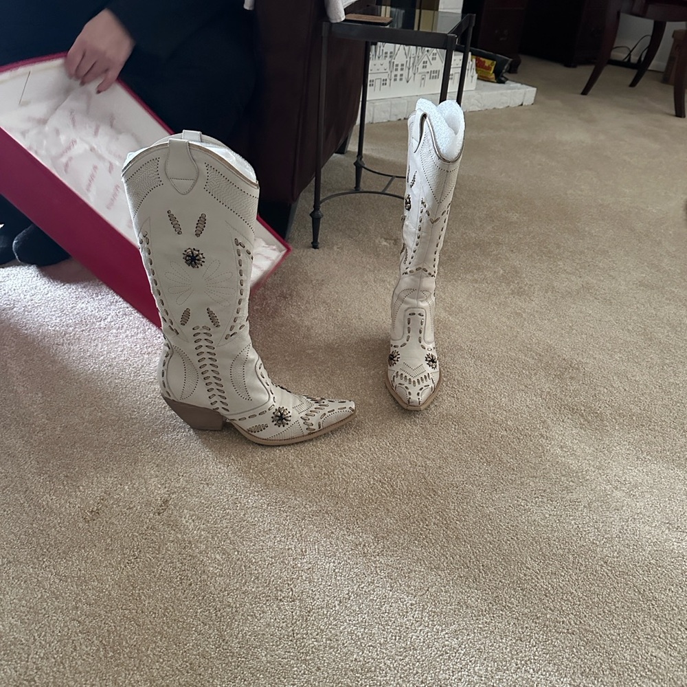 Women's White Embroidered Western Boots - Picture 11 of 11